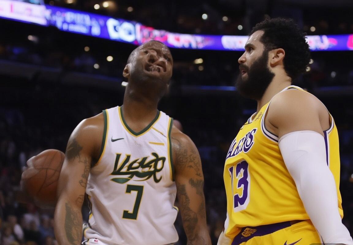 2019斯台普斯中心：湖人雄鹿巅峰对决战报(图2)